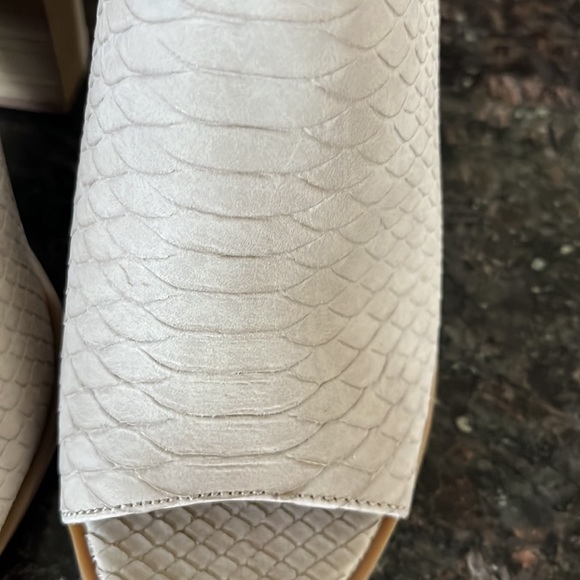 Excellent condition Express slip on shoes! - Picture 3 of 6